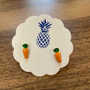 👀 4/$10 NWT Boutique acrylic and gold carrot earrings